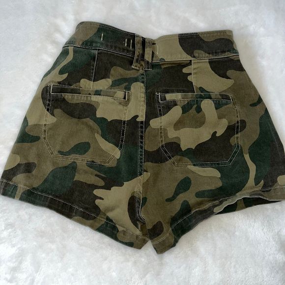 Hollister high rise camo jean shorts - Picture 4 of 5